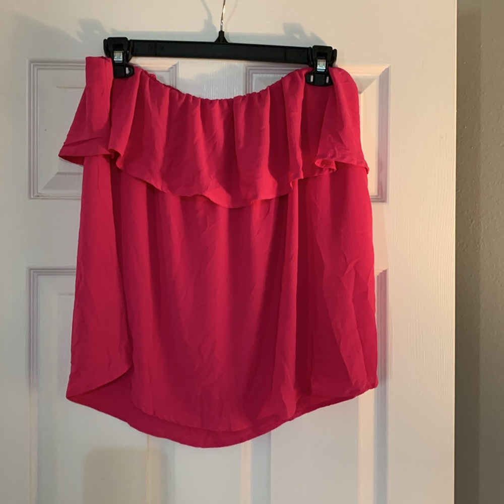 Ruffle edge strapless blouse